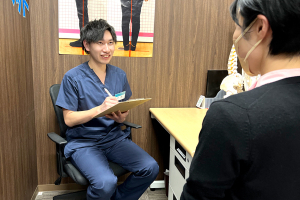 今池名倉堂鍼灸整骨院のカウンセリング風景画像です。