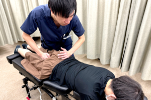 今池名倉堂鍼灸整骨院の骨盤矯正の施術画像