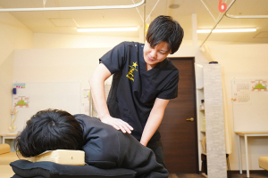 港南台あおば鍼灸整骨院の整体の施術風景画像です。