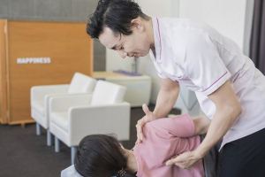 岡崎ハピネス鍼灸接骨院・整体院の整体の施術風景画像です。