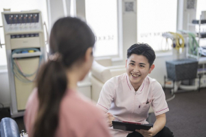 岡崎ハピネス鍼灸接骨院・整体院の施術風景画像です。