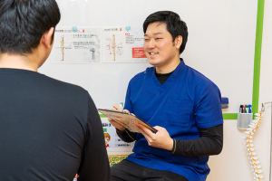 ＶＩＶＡ鍼灸整骨院　甲南院のカウンセリング風景画像です。