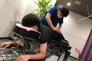 ＮＡＯＳＥＬ西新整骨院の腰痛に対する施術風景画像です。