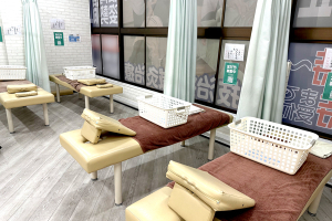 名駅すずらん鍼灸接骨院で整体施術を受ける内観画像