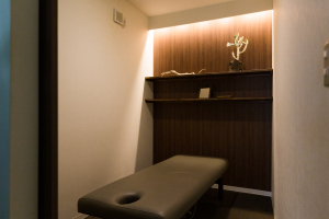 整体太郎と鍼灸花子で整体施術を受ける内観画像像