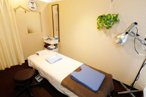 蘇摩鍼灸治療院竹内弘宜で整体施術を受ける内観画像像