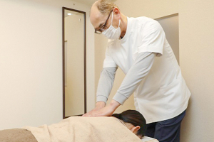 蘇摩鍼灸治療院竹内弘宜の肩こりの施術風景画像です。