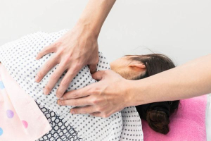 伊藤はり・マッサージサロンのあん摩マッサージ指圧の施術風景画像です。