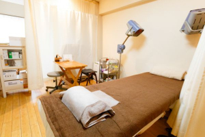 明神前鍼灸治療室であん摩マッサージ指圧を受ける内観画像像