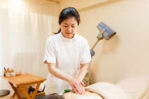 明神前鍼灸治療室の肩こりの施術風景画像です。