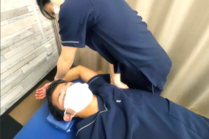 むげん整骨院・鍼灸院 +ｆｉｔ山科駅前の肩こりの施術風景画像です。