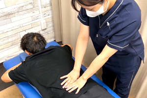 むげん整骨院・鍼灸院 +ｆｉｔ山科駅前の腰痛の施術風景画像です。
