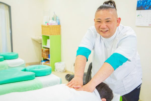 ほのぼの整骨院の肩こりの施術風景画像です。