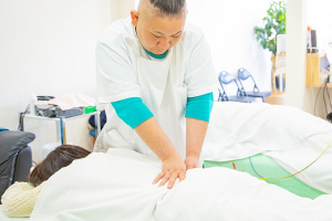 ほのぼの整骨院の腰痛の施術風景画像です。