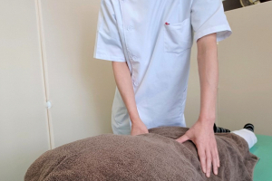 たきかわの整骨院の骨盤矯正の施術風景画像です。