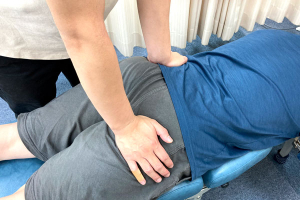 カムイ鍼灸整骨院の骨盤矯正の施術風景画像です。