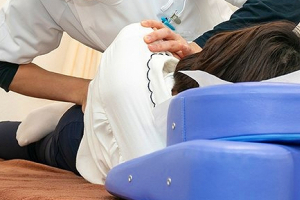 ハッピーライフ治療院の整体の施術風景画像です。