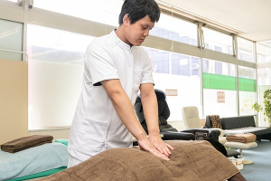 銀座鍼灸整骨院の腰痛の施術画像