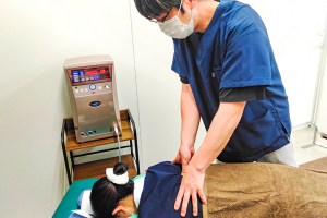 苫小牧駅はりきゅう整骨院の施術風景画像です。