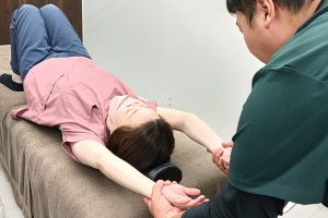 苫小牧駅はりきゅう整骨院の整体の施術風景画像です。