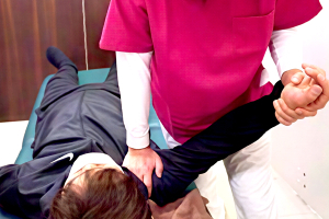 苫小牧駅はりきゅう整骨院の整体の施術風景画像です。