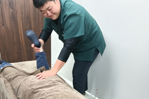 苫小牧駅はりきゅう整骨院の鍼の施術風景画像です。