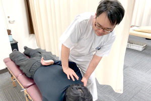 ダイアン鍼灸整骨院の肩こりの施術風景画像です。