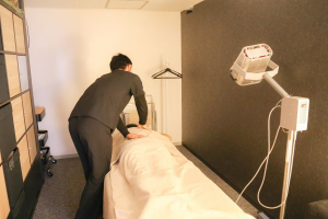 鍼灸兪楽治療院横浜店の肩こりの施術風景画像です。