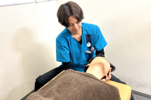 こころ整体院渋谷院の肩こりの施術風景画像です。