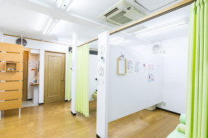 気楽鍼灸整骨院 生野区小路院で整体施術を受ける内観画像像