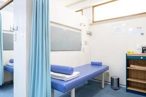 野本鍼灸整骨院 柏原院で整体施術を受ける内観画像像