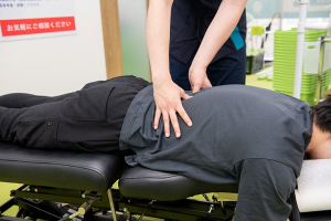 野本鍼灸整骨院　柏原院の骨盤矯正施術の施術風景画像です。