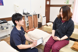 馬橋東口整骨院のカウンセリング風景画像です。
