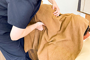 初石駅前整骨院の整体の施術風景画像です。