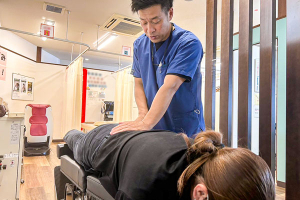 きずな整骨院　香西院の腰痛の施術風景画像です。