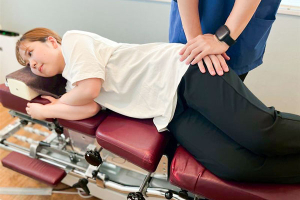 きずな鍼灸整骨院　林院のトムソンベッド施術の施術風景画像です。