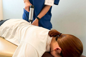 きずな鍼灸整骨院　林院の腰痛の施術風景画像です。