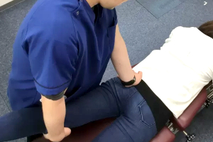 すこやか整骨院鶴田院の腰痛の施術風景画像です。