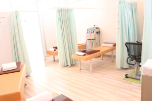 てるて接骨院鍼灸院で整体施術を受ける内観画像