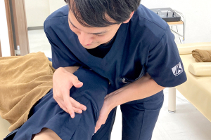 宜野湾うちどまり整骨院の肩こりの施術風景画像です。