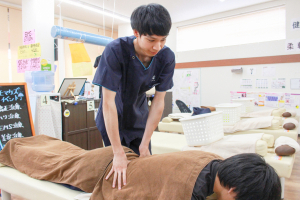 佐倉志津整骨院の骨盤矯正の施術風景画像です。