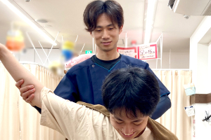 立石駅前通り整骨院の肩こりの施術風景画像です。