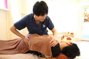 瑞江駅前はりきゅう整骨院の骨盤矯正の施術風景画像です。
