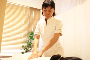 鍼灸マッサージ院　Ｒｅｌｉｆｅの腰痛の施術風景画像です。