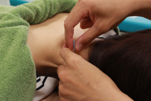 西船はりきゅう接骨院の美容鍼施術の施術風景画像です。