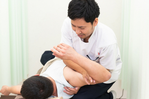 すずらん鍼灸接骨院 昭和橋通院の整体の施術風景画像です。