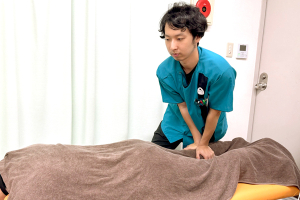 こころ整体院新宿三丁目院の骨盤矯正施術の施術風景画像です。