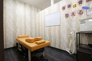 こころ整骨院薬院駅ビル院で整体施術を受ける内観画像