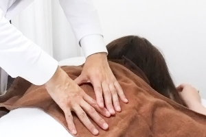 はり・灸・マッサージ 東京荻窪ＫＡＺ治療院の肩こりの施術風景画像です。