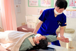 平塚元気鍼灸整骨院の肩こりの施術風景画像です。